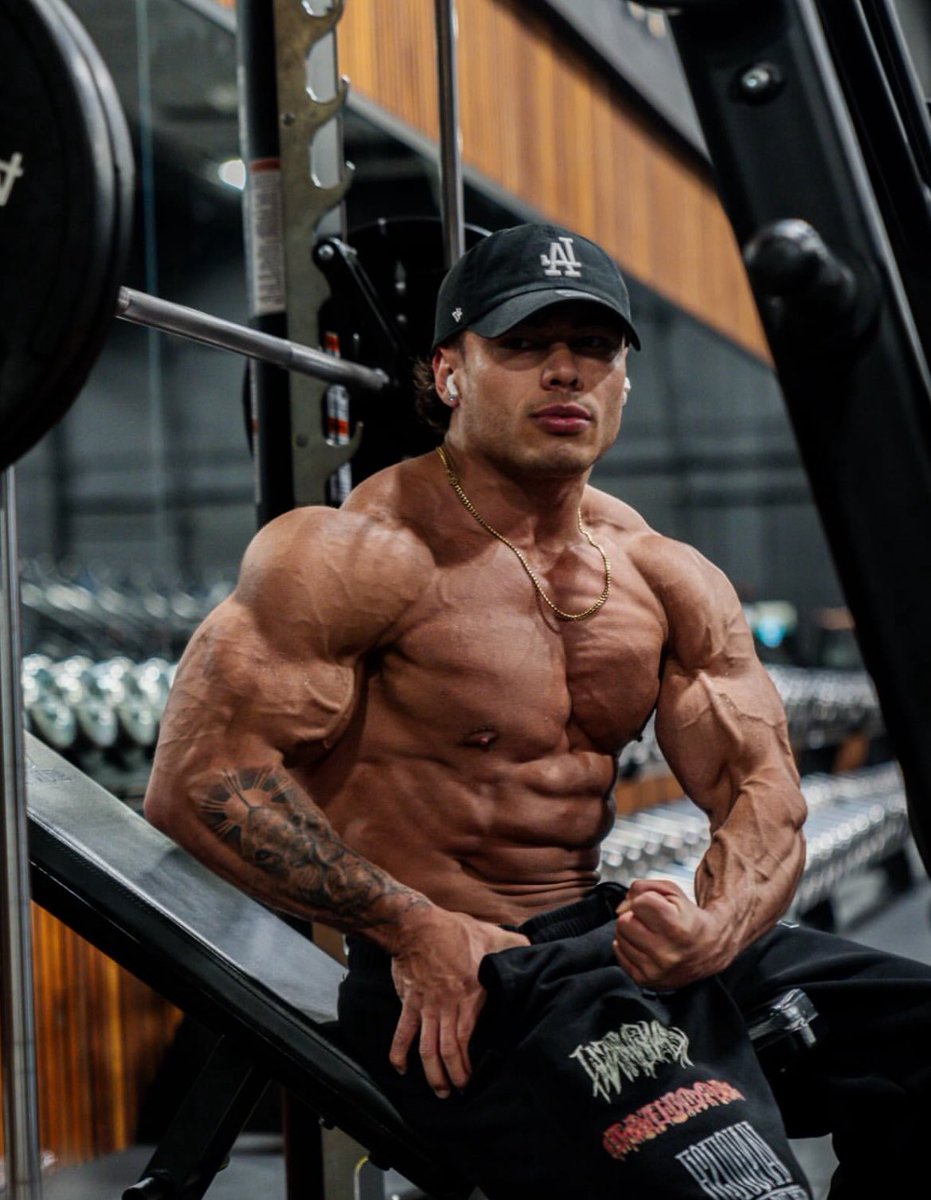 devbernardo_'s tweet image. You don't stop thinking about you with these arms around your neck, squeezing hard

#Findom