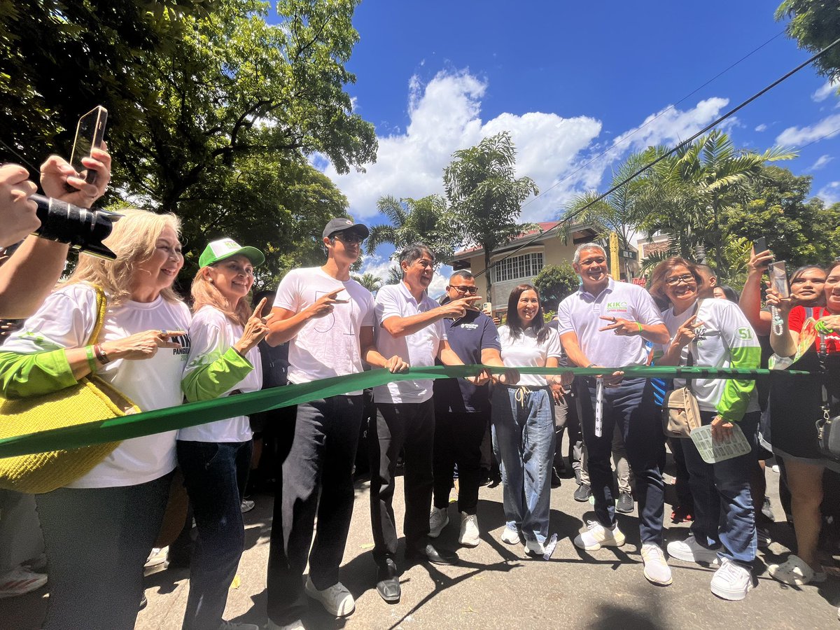 inquirerdotnet's tweet photo. LOOK: Team Kiko Pangilinan is pulling out all the stops for the finish line of its campaign, and it's chosen Quezon City (1.3M voters) as its final stop in Manila. With him is QC Mayor Joy Belmonte, 5th District Rep PM Vargas, brother Anthony Pangilinan, and actor Donny Pangilinan. | @krixiasINQ /PDI

• Follow https://t.co/E0yNJSWXKw's election coverage at https://t.co/CfzQ9x1kmd.