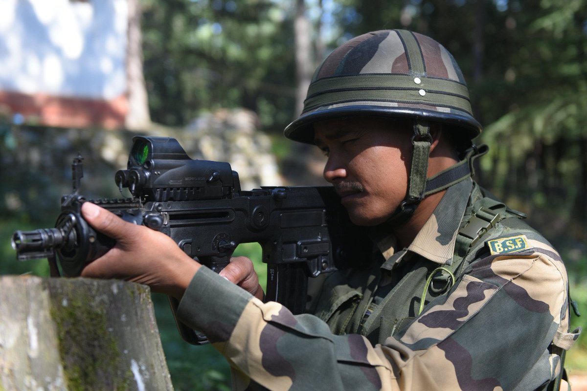 "दुश्मन को गोली के निशाने पे लिए बैठा हूँ
मेरी ज़िन्दगी को मैं मौत के मुहाने पे लिए बैठा हूँ
दफन कर दूंगा हर कोशिश मैं दुश्मन-ऐ-हिन्द की
मेरे देश की दुआओं का मैं तूफ़ान लिए बैठा हूँ।"
, वन्दे मातरम् 
Jai Hind 🇮🇳
