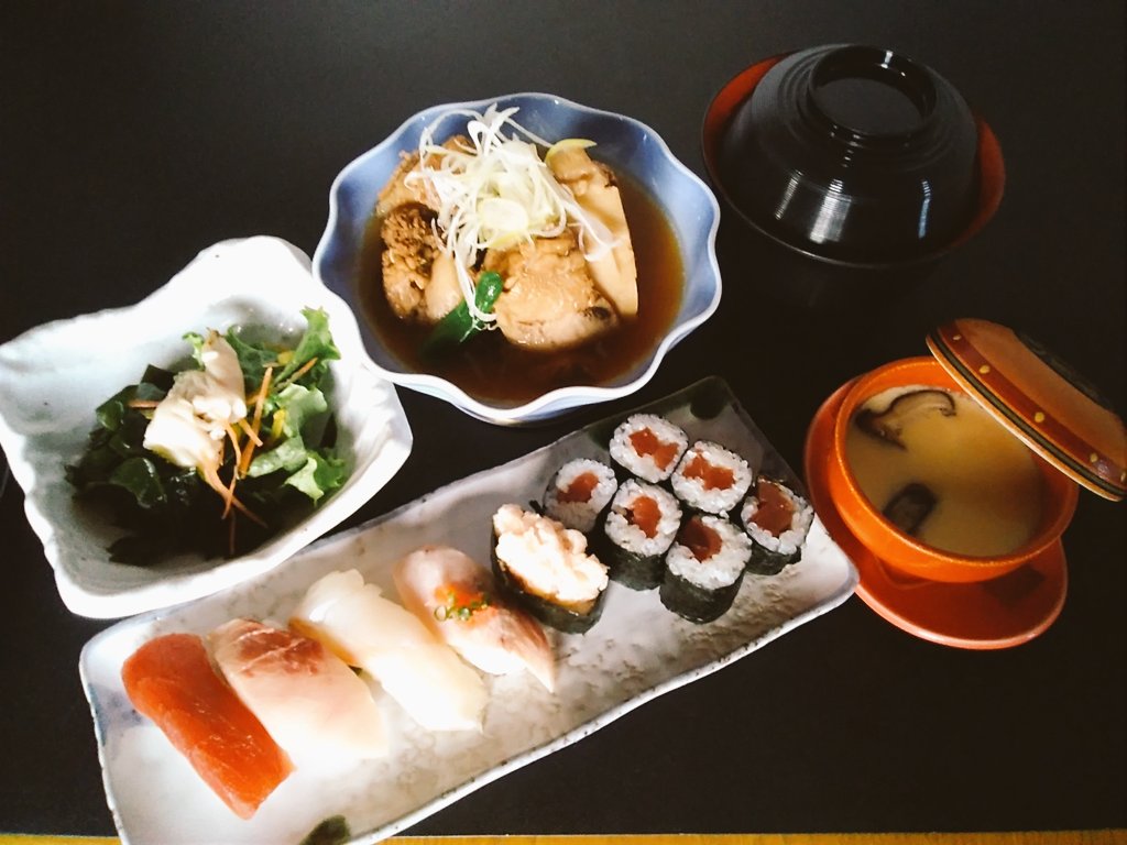 こんにちは！ #いちば寿司 です！🙌
明日11日は #母の日 ですね！👩🌹
日頃の感謝をお寿司と一緒に伝えてみてはいかがでしょうか？☺️🍣
オススメは #鰹のたたき を使った漬け丼🐟と､ #サンセット・サンライズ 公開記念の気仙沼おもてなしセット🎣です！👍
週末も皆様のご来店お待ちしております！😄💕