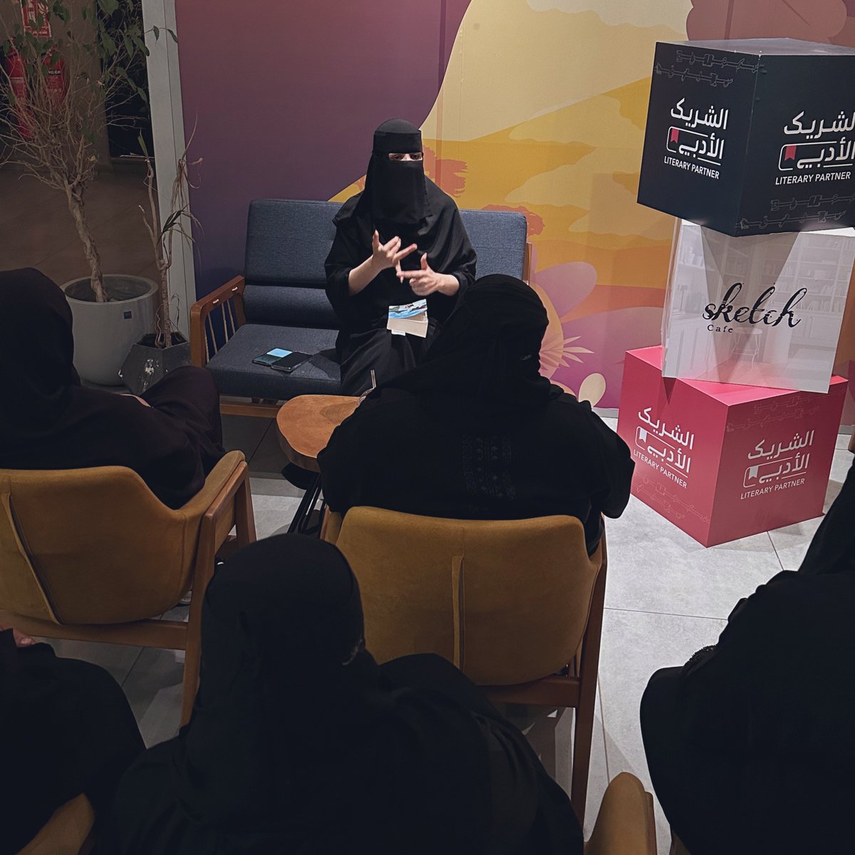 لقطَات من لقاء 
"حكاية الريح والندم، قراءة في رواية عدّاء الطائرة الورقية" 
بالتعاون مع نادي حِباك الثقافي ✨