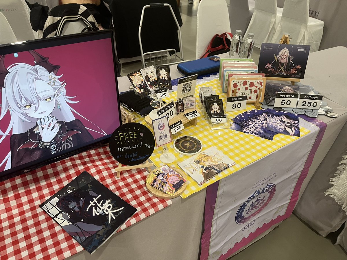 บูธAR08 Just Bae พร้อมแล้วนะคะ!!

ใครอยากลองมาแทรคหน้า ปรึกษางาน ดูแคตาลอกงาน หรือเลือกดูสินค้าของศิลปินในสตูดิโอเรา อย่าลืมแวะมาน้า!

มีสมุดฝากข้อความไว้ให้เขียนทักทายกันด้วยนะคะ 

ขอฝากการออกงานครัังแรกและการเปิดตัวสตูดิโอของพวกเราไว้ด้วยนะคะ❤️
#CreatorAlley3