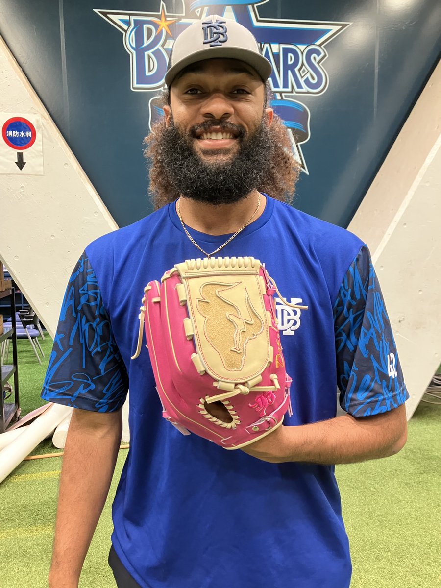 明日の #母の日 を前に、スペシャルグラブを見せてくれた #ジャクソン 選手💐

#横浜奪首 
#baystars