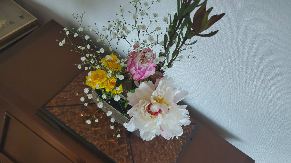 細長い花入に超満員。