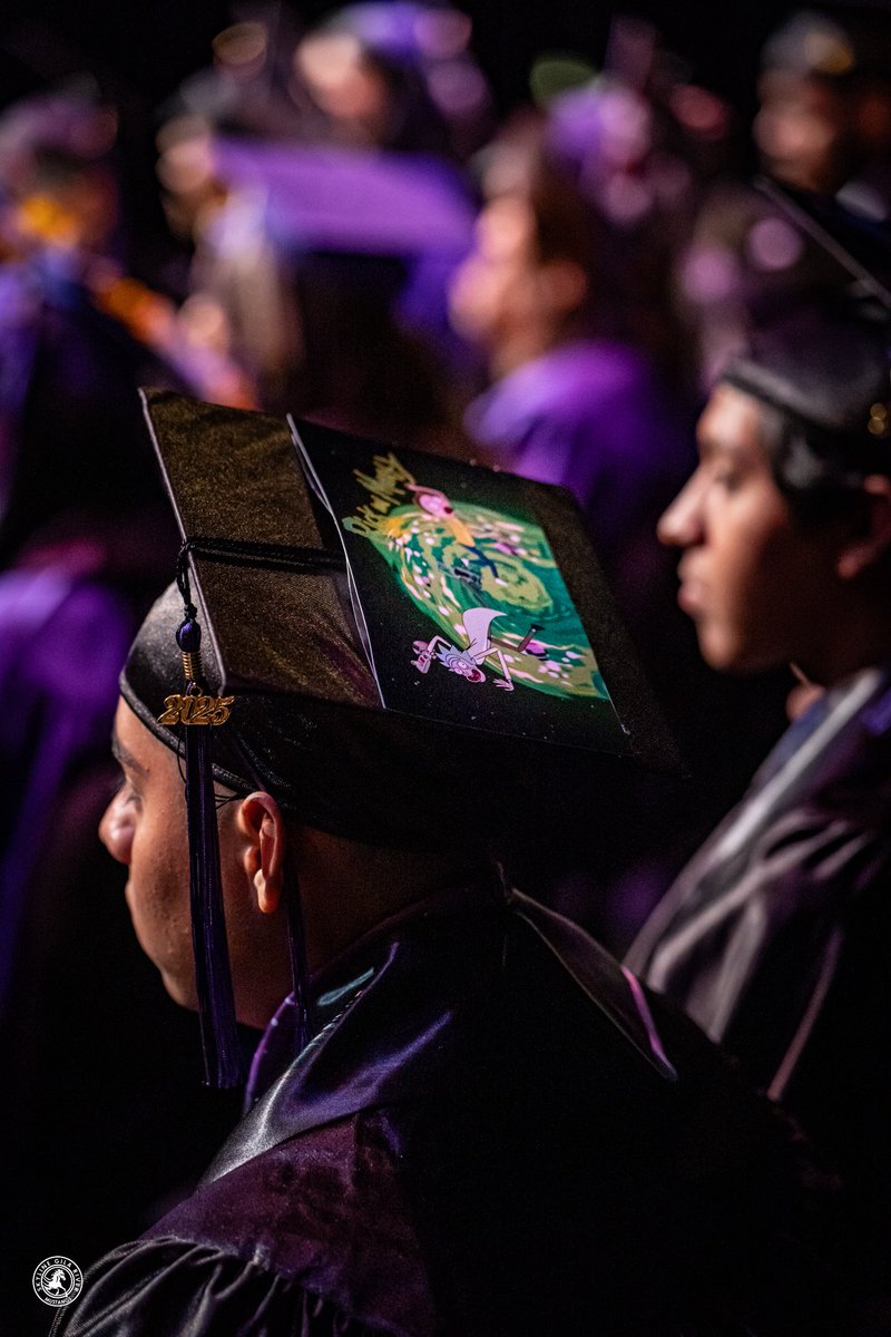 SkylineEd's tweet image. Every decorated cap shared a glimpse into the journey, the heart, and the future. Drop your favorite in the comments! 💜🎓🤩

#skylinegilariver