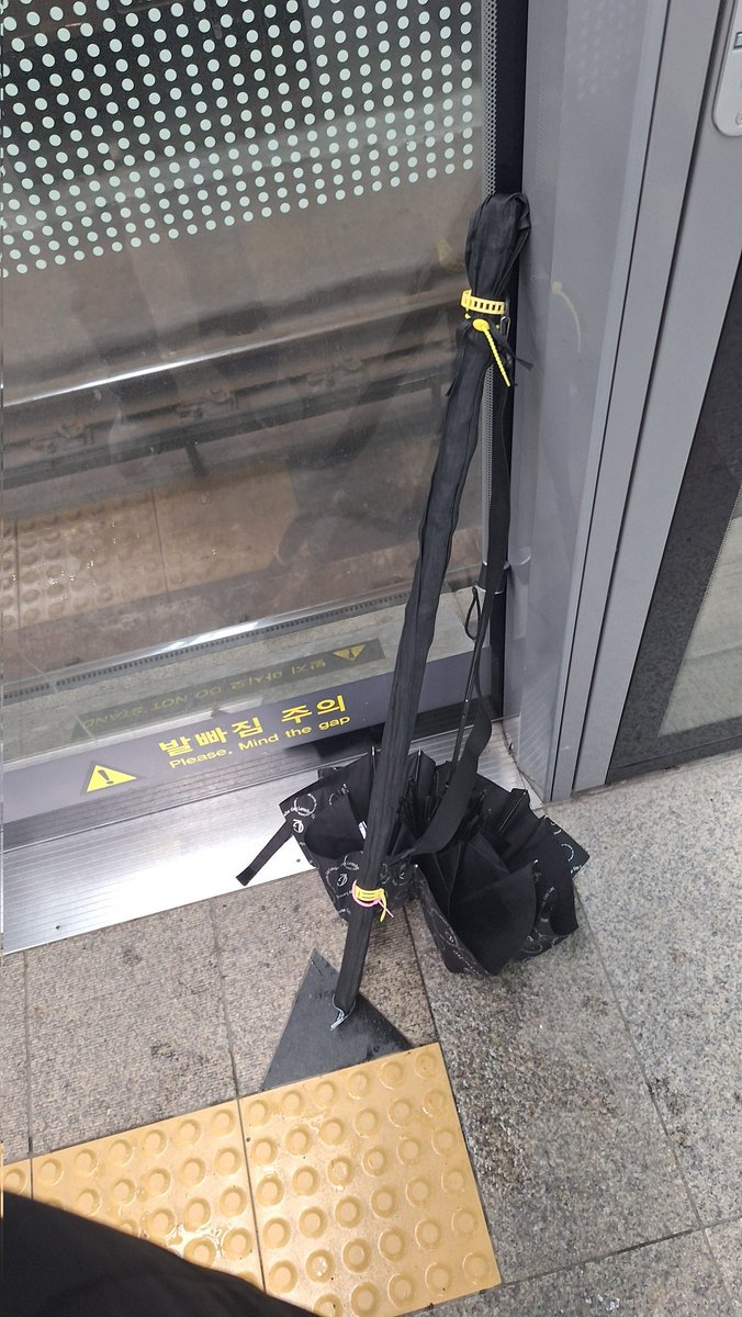 아
오늘 천의무봉 입고 나왔는데
지하철 기다리려고 깃대 내려놨더니 옆에분이 검? 이러셔서
태연하게 대답했다
ㅋ
ㅋ
ㅋ
검도를 배운 적이 있어서 망정이지
대충 검? 네 / 일본도? 아뇨 국내..ㅎㅎ / 예도? 네네 / 내가 눈이 날카롭죠 한번에 알아보고 그러게요ㅎㅎ / 진검이에요? 아녀 가검이에요ㅎ