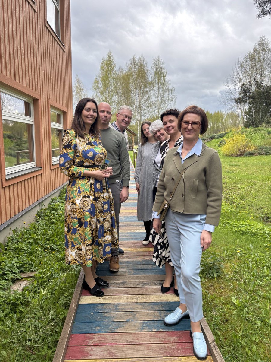 KarmenJoller's tweet image. Külastasime eile Signe Riisaloga kuulsat Maarja küla. Õhtul, tagasiteel tegime peatuse Esna mõisas, kus oli imeline jazzkontsert (Agan & Viinikainen kvartett koos Karmen Rõivassepaga).
Kätte on jõudnud väga ilus kevad, mis nädalavahetusel lausa kutsub õue. Ma pole ammu matkarajal…