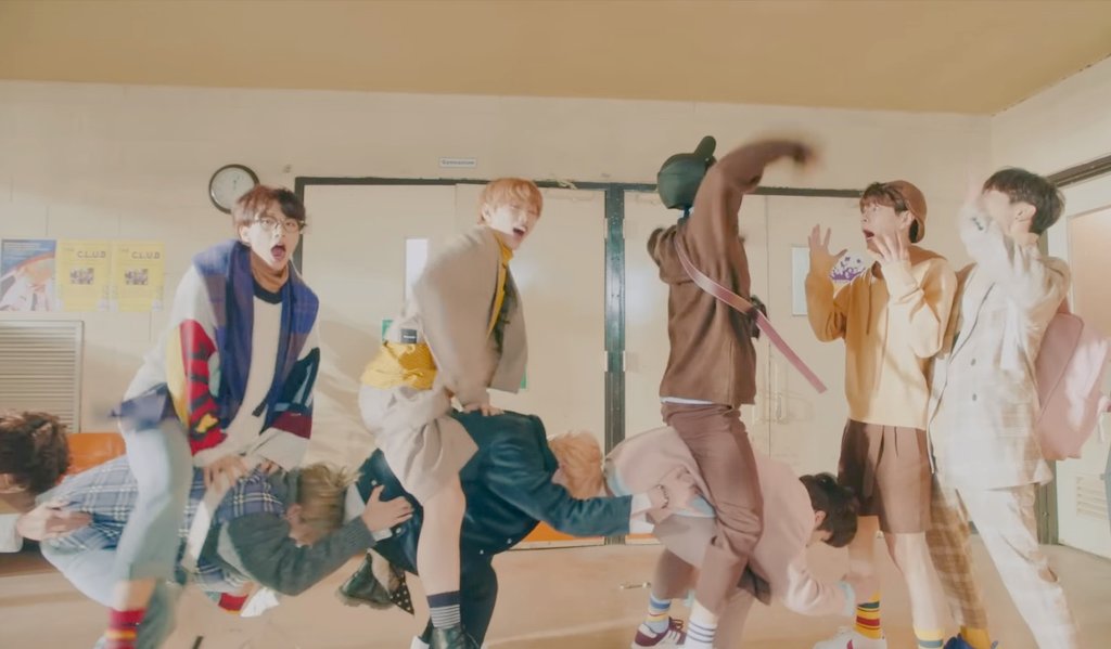 mayoneezu9148's tweet image. みんなわちゃわちゃしてるのに1人だけぽわ〜ってなってるハンジソンが好き。
跳び箱役？になってるハンジソンが好き。
 #ハンジソン #getcool #画質悪くてごめん