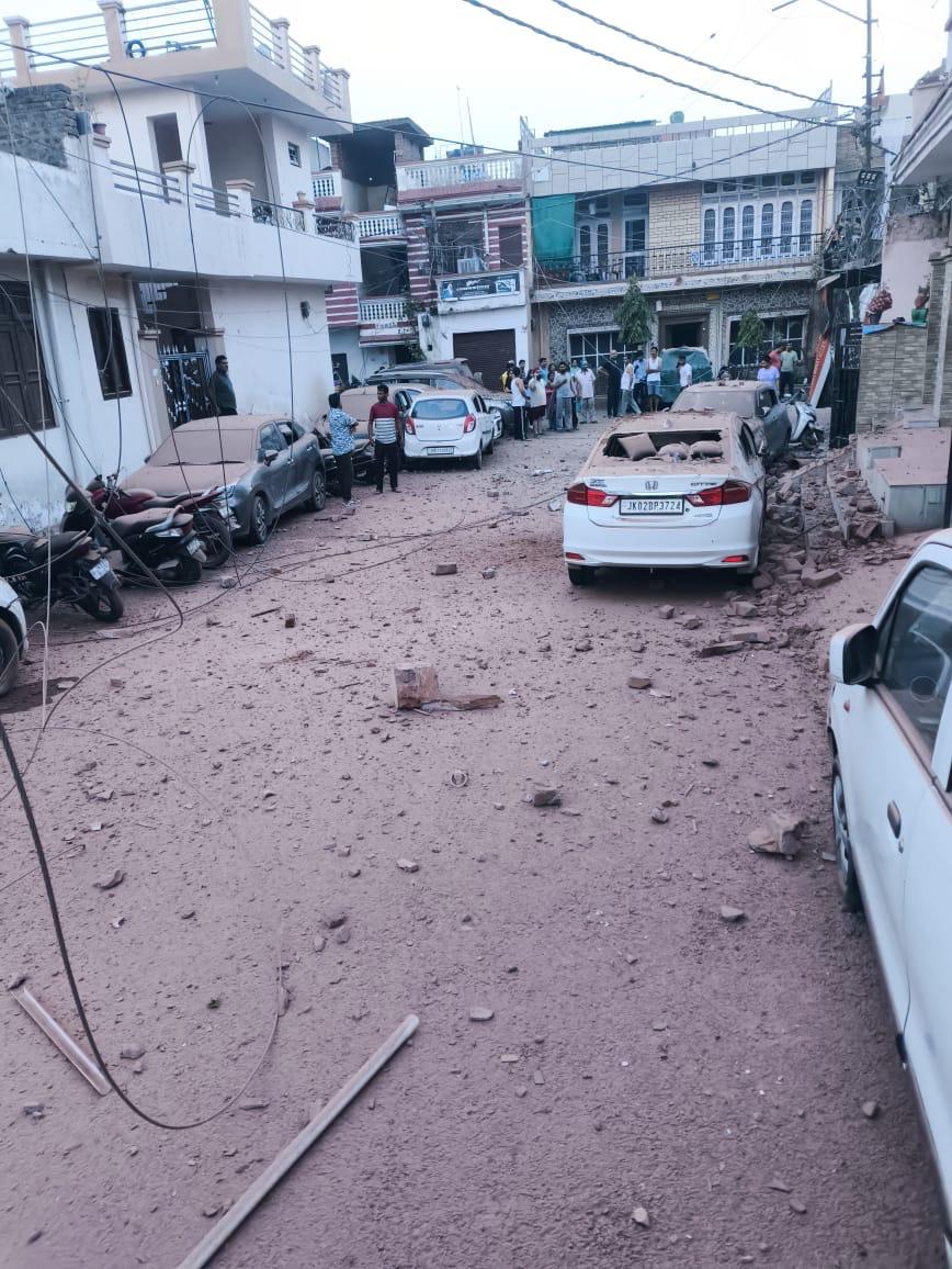ManishPangotra5's tweet photo. Pakistan gone mad, attacking civilians..... Rehari Colony near Sethi sweets shop - Jammu 

#JammuUnderAttack
#IndiaPakistanWar https://t.co/DnIkvdIFQ4