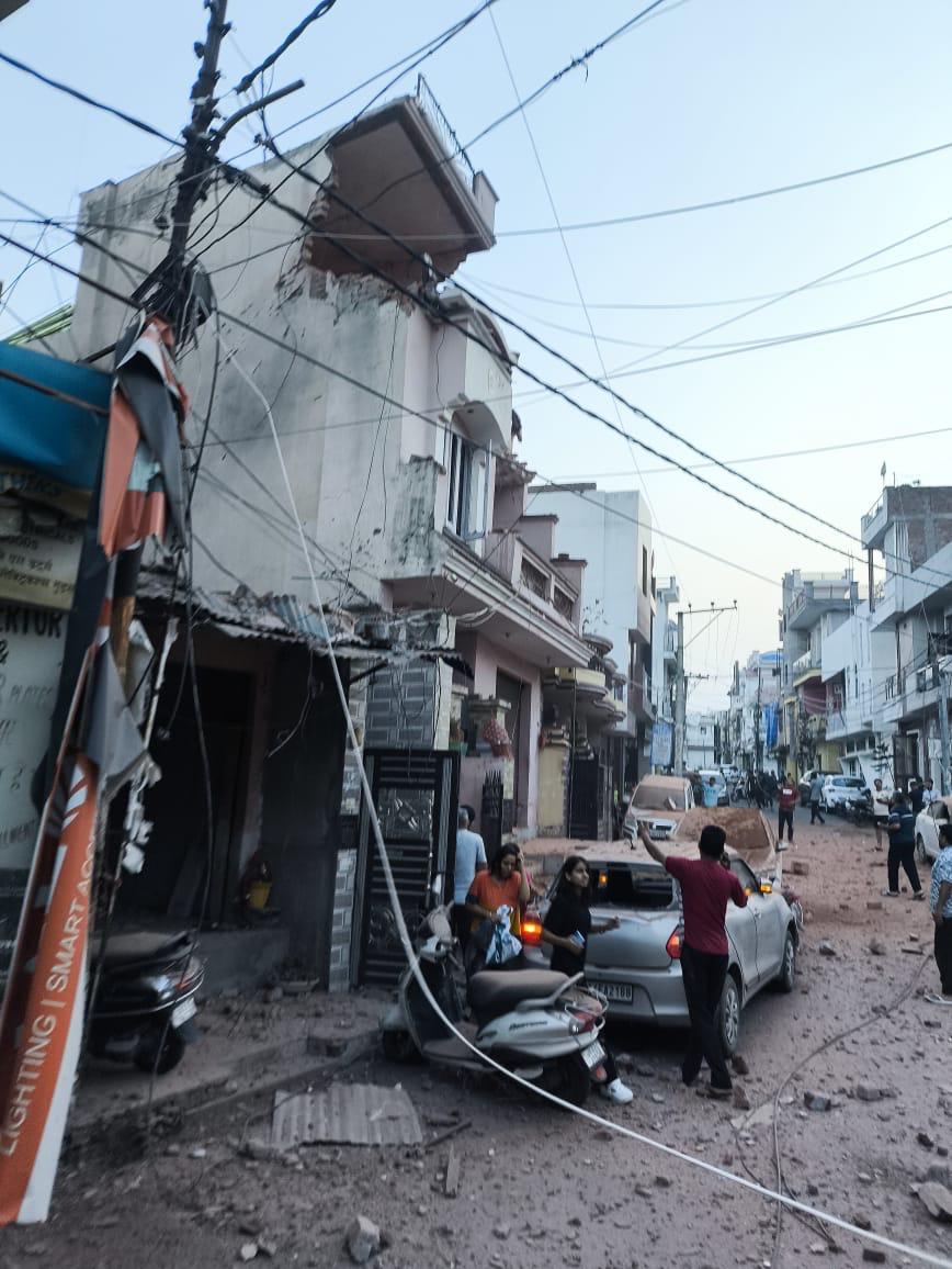 ManishPangotra5's tweet photo. Pakistan gone mad, attacking civilians..... Rehari Colony near Sethi sweets shop - Jammu 

#JammuUnderAttack
#IndiaPakistanWar https://t.co/DnIkvdIFQ4