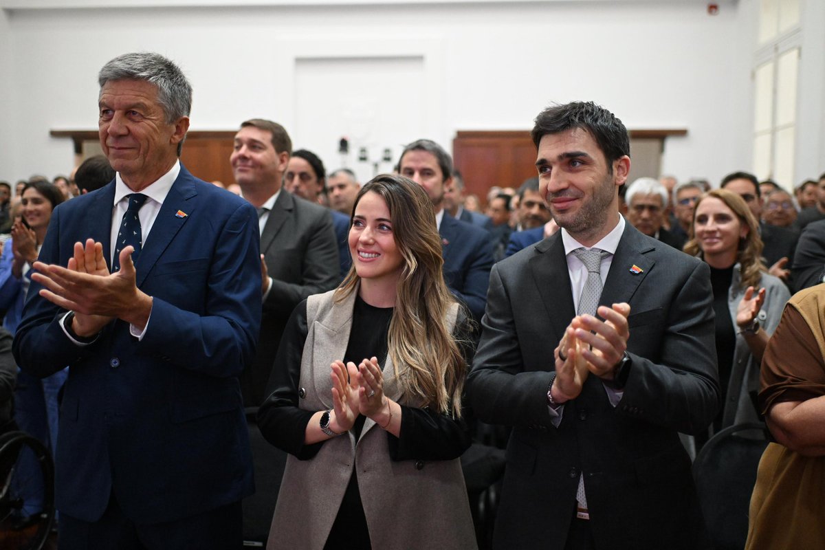 DONDE HUBO RUINAS, HOY CONSTRUIMOS FUTURO

Vivimos una jornada histórica: después de más de tres años, reabrimos las puertas de la Casa de Gobierno, ese edificio emblemático que fue incendiado en 2021 y que hoy vuelve a ponerse en pie, como símbolo de la recuperación