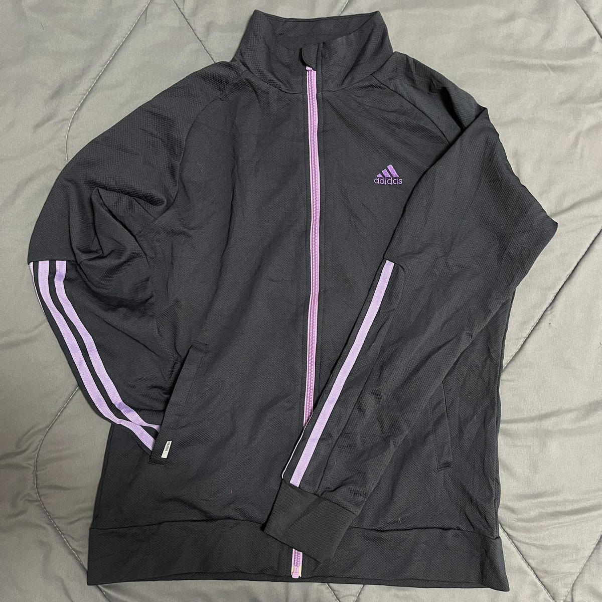 userbydessert's tweet photo. Adidas Climalite Jersey Jacket
ตัวเสื้อสีเทาเข้ม แถบสีม่วง
• อก38 ยาว24 ไซส์s

– 225 baht (free shipping)

#เสื้อผ้ามือสอง #ส่งต่อเสื้อผ้า #เสื้อผ้ามือ2 #ส่งต่อเสื้อผ้ามือสอง #ส่งต่อเสื้อผ้าราคาถูก #โล๊ะตู้ #เสื้อadidas #แจ็คเก็ต #เสื้อวอร์ม #ส่งต่อadidas https://t.co/C7D8KC4e4n