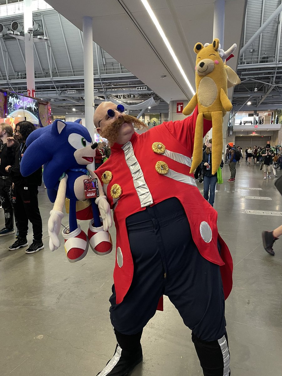 Merry Bear had a great day at PAX but was interrupted when she was discussing mascot life with Sonic. #merrybear #SonicTheHedgehog #cosplay #PAXEast