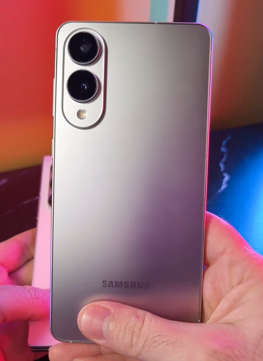 Gak mau keep ini sendirian, menurut kalian gimana guys? Better mana untuk diangkut? Aku personally kayaknya si S25 Edge deh, lebih slim kayaknya, apalagi kalau fitur lainnya tuh kayak hape S Series pada umumnya, mantep banget