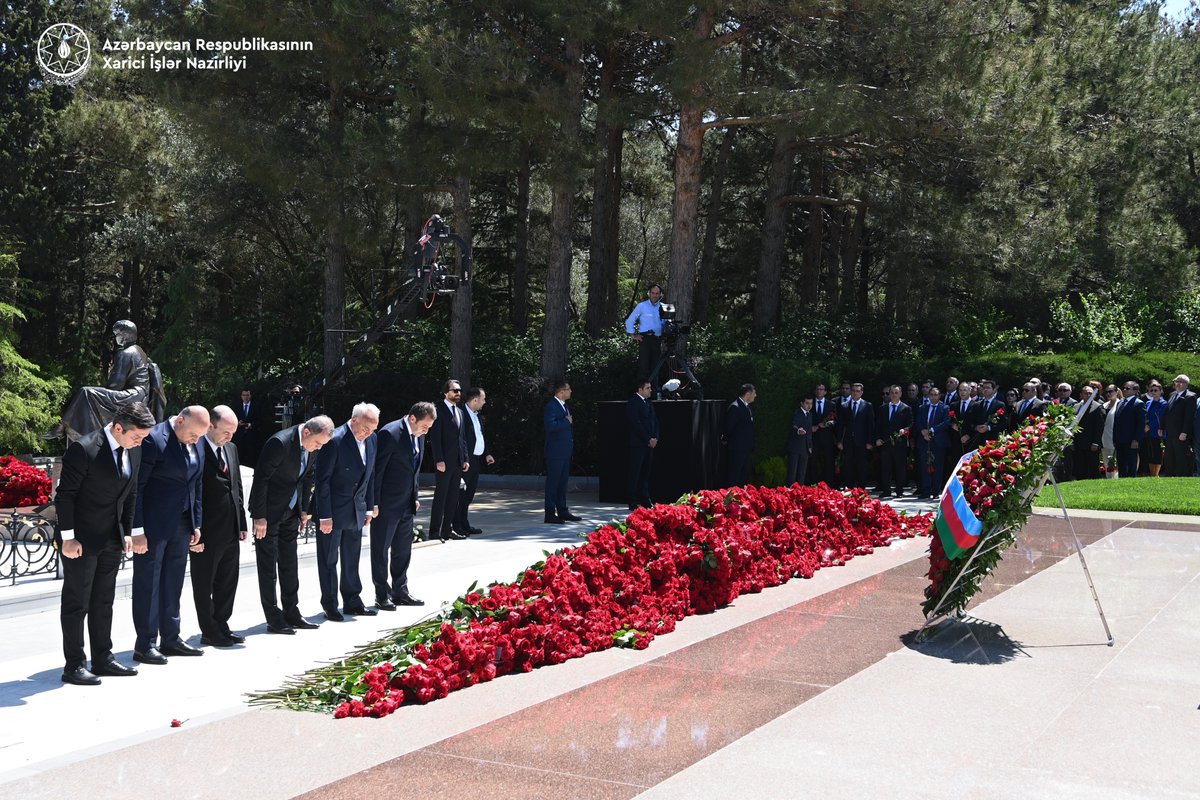 Ulu Öndər Heydər Əliyevin anadan olmasının 102-ci ildönümü münasibətilə Azərbaycan Respublikasının xarici işlər naziri <a href="/Bayramov_Jeyhun/">Jeyhun Bayramov</a>|un rəhbərlik etdiyi Xarici İşlər Nazirliyi <a href="/AzerbaijanMFA/">MFA Azerbaijan 🇦🇿</a> heyəti Fəxri Xiyabanı ziyarət edərək Ümummilli Liderin məzarı önünə gül dəstələri