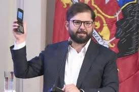 Damián Olsdal Urra (@zona_libertaria) on Twitter photo Se descubre la verdadera razón por la que el presidente <a href="/GabrielBoric/">Gabriel Boric Font</a> compró un celular sin internet.
Creyó que así la PDI no le podría pinchar el celular. 🤣
Lo realmente cierto es que, efectivamente la PDI no le podía pinchar el celular a él, pero si se lo podían pinchar a Se descubre la verdadera razón por la que el presidente <a href="/GabrielBoric/">Gabriel Boric Font</a> compró un celular sin internet.
Creyó que así la PDI no le podría pinchar el celular. 🤣
Lo realmente cierto es que, efectivamente la PDI no le podía pinchar el celular a él, pero si se lo podían pinchar a