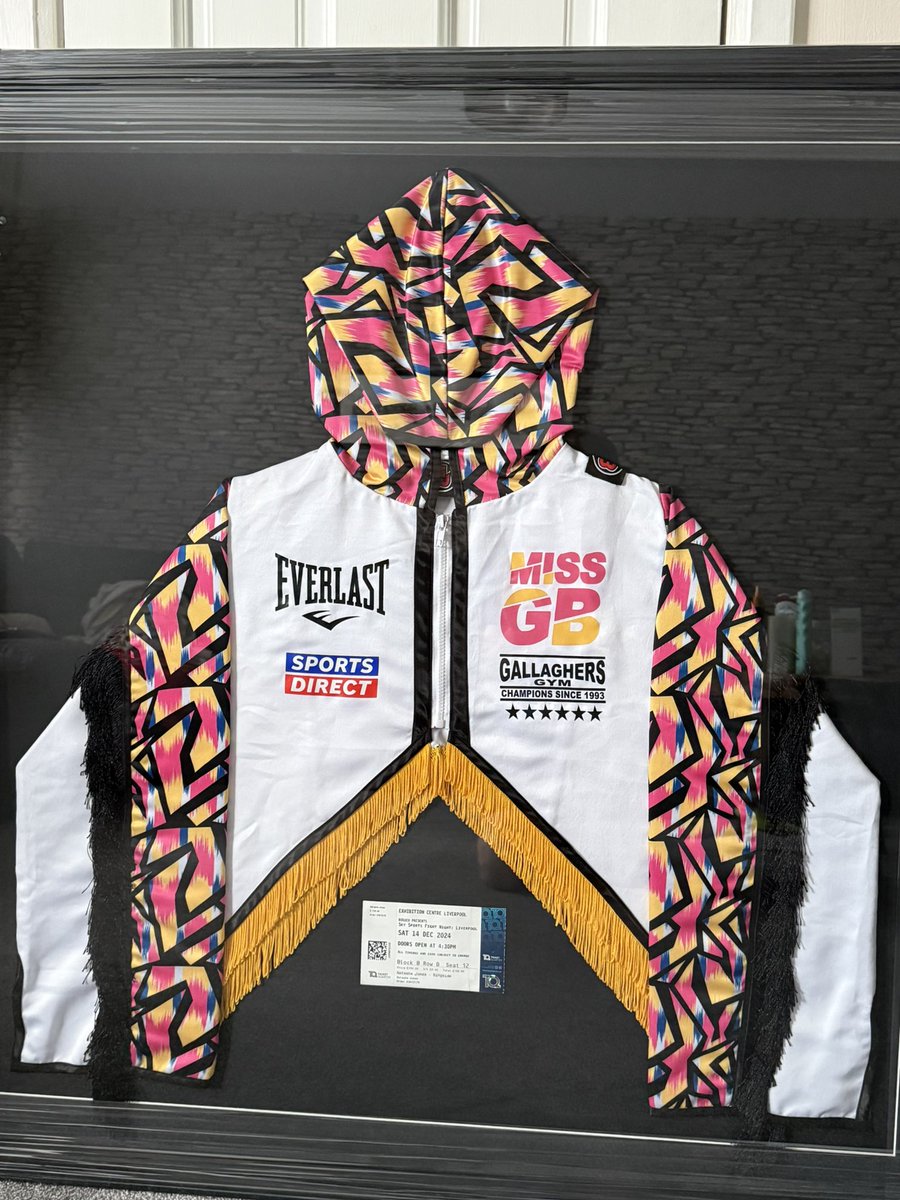 RKH4658's tweet image. Absolutely delighted, just picked this up from the framers, MASSIVE thank you to @TashaJonas for giving me her fight jacket from her fight with @IvanaHabazin
Very sentimental piece and I think it looks stunning 😍 Thank you Champ 🙏🏻
#Boxing #MissGB #Memorabilia