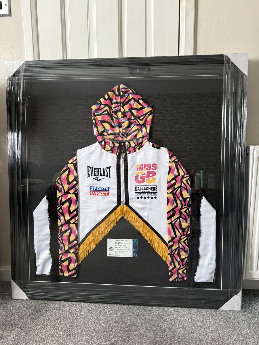 RKH4658's tweet image. Absolutely delighted, just picked this up from the framers, MASSIVE thank you to @TashaJonas for giving me her fight jacket from her fight with @IvanaHabazin
Very sentimental piece and I think it looks stunning 😍 Thank you Champ 🙏🏻
#Boxing #MissGB #Memorabilia