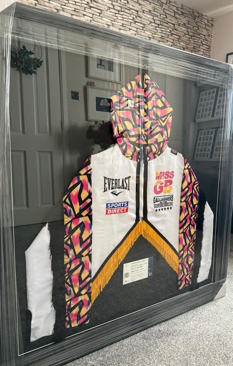 RKH4658's tweet image. Absolutely delighted, just picked this up from the framers, MASSIVE thank you to @TashaJonas for giving me her fight jacket from her fight with @IvanaHabazin
Very sentimental piece and I think it looks stunning 😍 Thank you Champ 🙏🏻
#Boxing #MissGB #Memorabilia