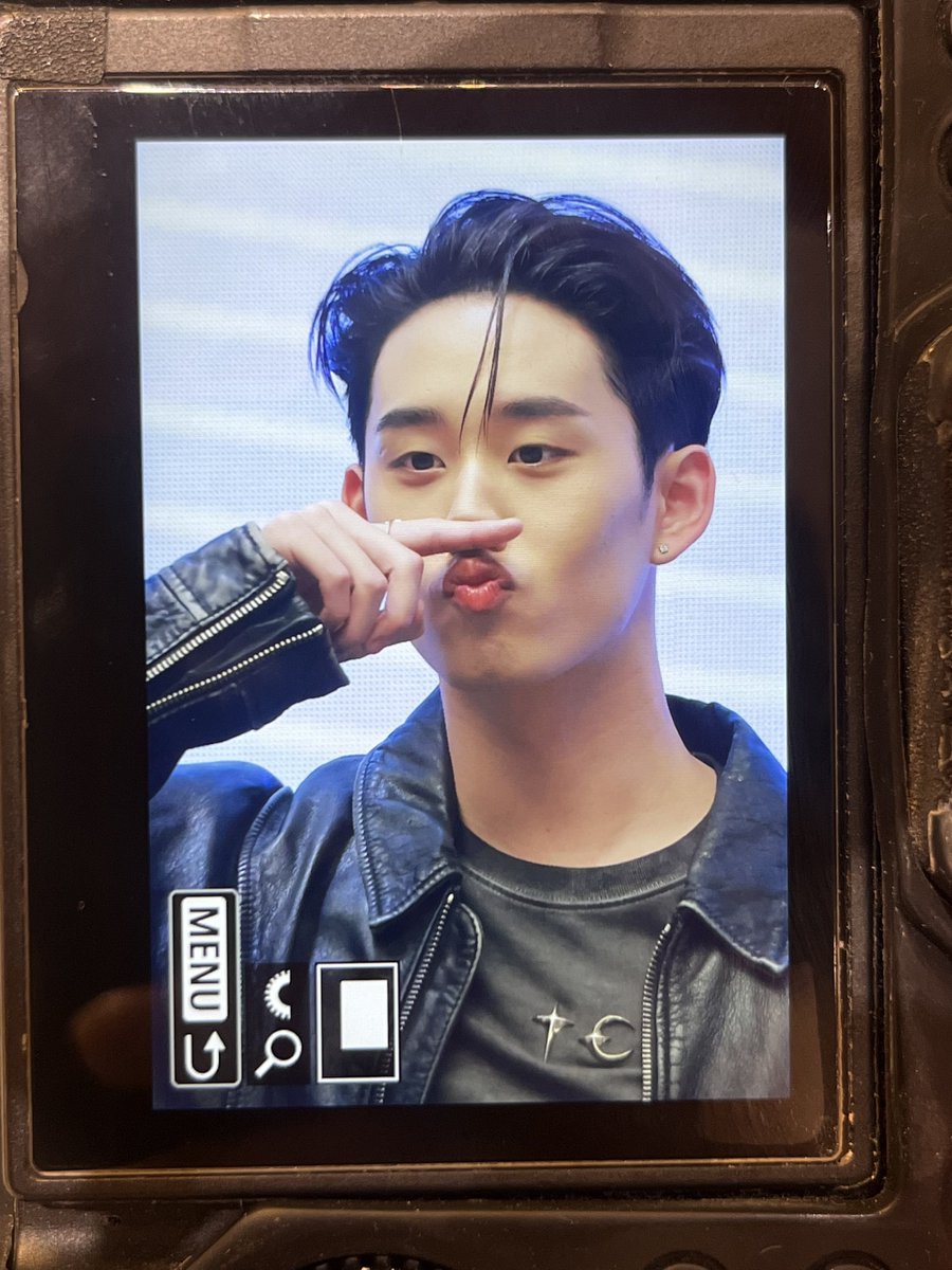 🦈

EVER EST 1ST FANMEETING
#Est1stFMinHangZhou