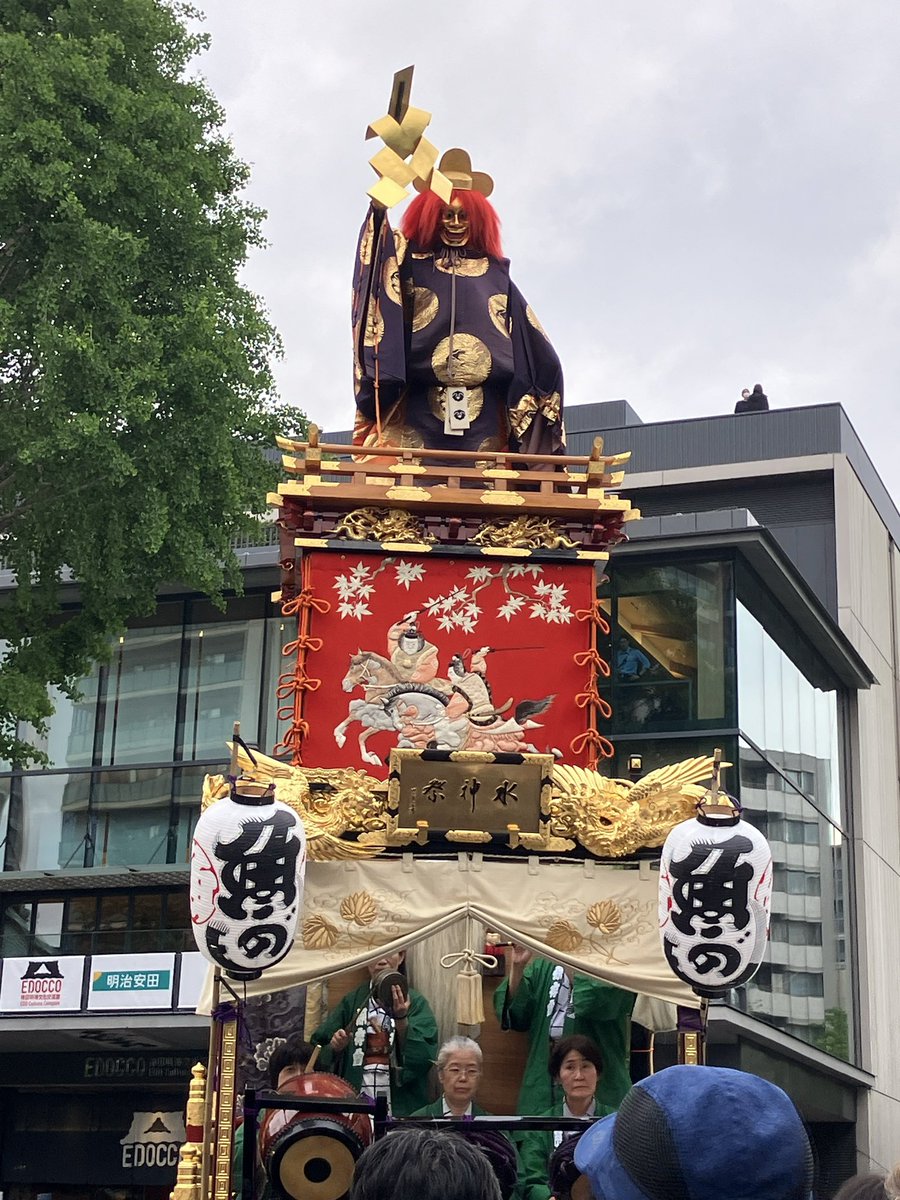 上野広小路亭昼席へ。
開場直後に入ったらまさかの一番乗り、今日の客は私1人だけなのか⁉︎…解消したのは開演直前😆
終わってから神田明神へ足を運ぶ。ちょうど附け祭の山車に遭遇😳
#utazokatsura 
#kanda_myoujin