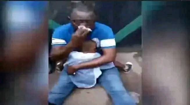 1/ Il s’appelait Fiston Kabeya Senda, tué après avoir reçu des coups à la tête, causant une hémorragie cérébrale, infligés par la garde rapprochée de la Première ministre <a href="/SuminwaJudith/">Judith SUMINWA TULUKA</a>.‼️

2/ Père de famille, tenant dans ses bras son fils, un écolier de 3 ans, traumatisé par la