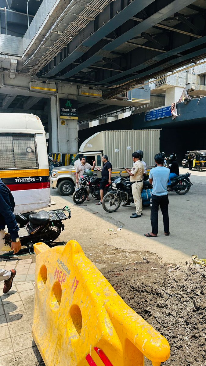 andreritesh's tweet photo. @CPMumbaiPolice @MTPHereToHelp @ANI @timesofindia @abpmajhatv @TV9Marathi  to investigate this incident and take strict action against those involved. Citizens deserve transparency and respectful treatment—not threats and extortion. https://t.co/Plx1wqY9Go