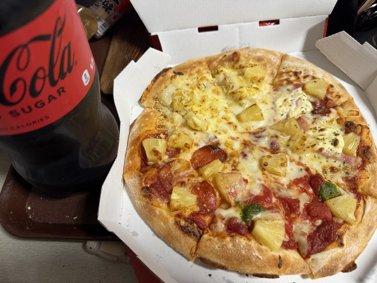 ピザハットの日なので、持ち帰りピザ!パイナップルのせ大好き派! 