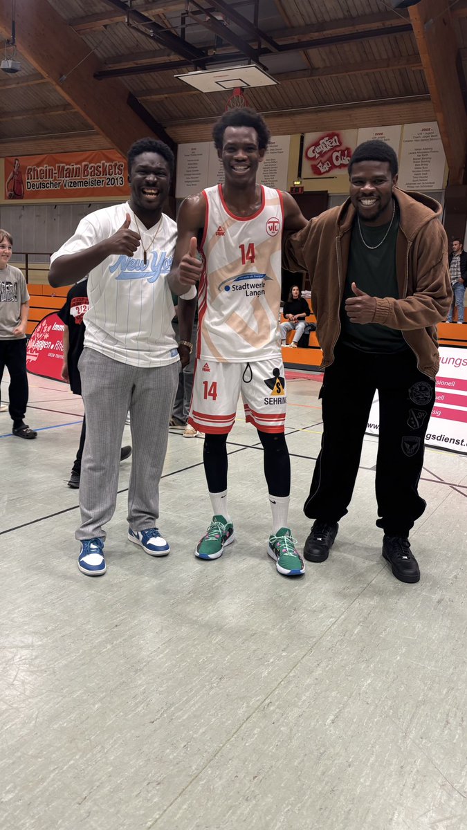 Vinyl Tong (@vinyl_tong) on Twitter photo Meister des Courts! Glückwunsch, Champ du hast Geschichte geschrieben! <a href="/__aaminu/">Aminu Abibu</a> 👊🏽🇬🇭🏀 Meister des Courts! Glückwunsch, Champ du hast Geschichte geschrieben! <a href="/__aaminu/">Aminu Abibu</a> 👊🏽🇬🇭🏀