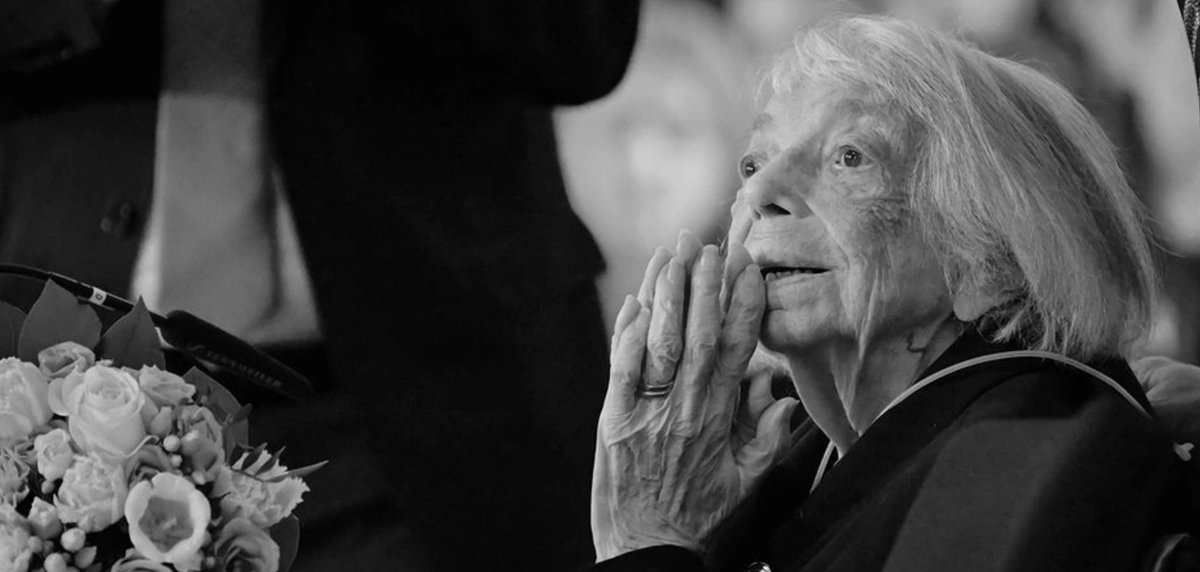 Hoffnungsvo11's tweet image. „Was war, können wir nicht mehr ändern, aber es darf nie wieder geschehen.“ – Margot Friedländer 🕯️🖤
Die Entwicklungen in Politik und Gesellschaft machten nicht nur ihr große Sorgen. „So hat es damals auch angefangen“, mahnte sie mit Blick auf die rechtsextreme #AfD.
