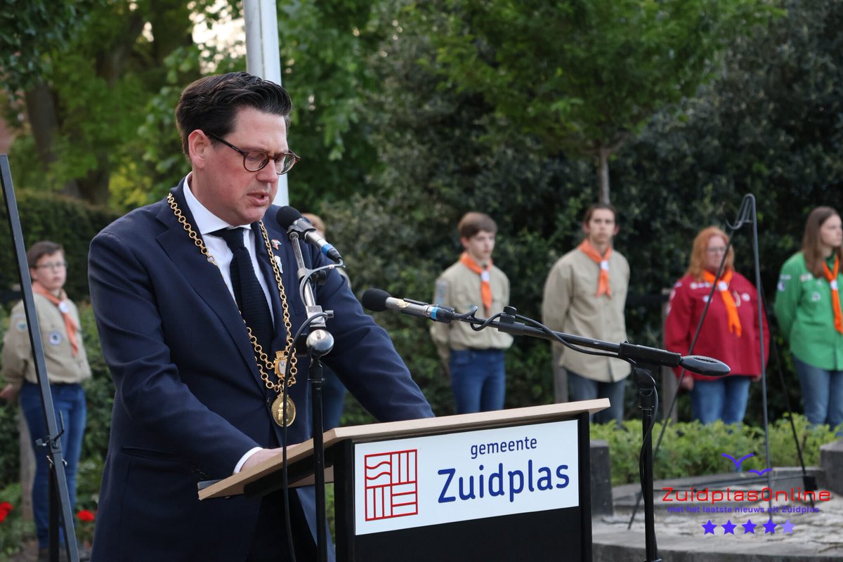 Het was een bewogen week van 80 jaar herdenken en vieren 80 Vrijheid. Ditmaal ook met Europese vrienden uit Duitse zusterstad Bückeburg (met speech) en hun Franse zusterstad Sablé-sur-Sarthe. Belangrijk om samen pal te staan voor vrijheid en democratie.