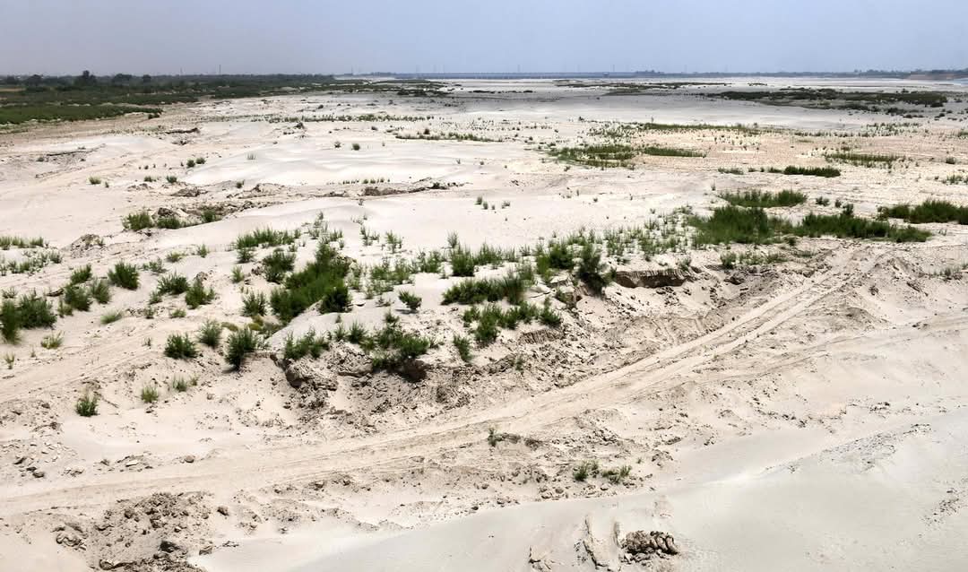 A view of dry Indus river in Hyderabad on May 6, 2025. — INP

Courtesy <a href="/geonews_english/">Geo English</a>