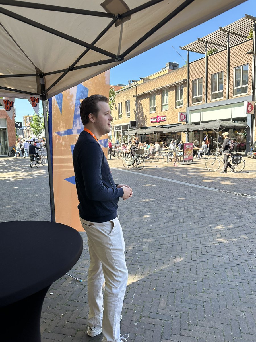 VVD Ede (@vvdede) on Twitter photo Vanochtend staan we in Ede-centrum om te horen wat er speelt en/of beter kan. Kom gezellig langs of stuur een berichtje naar info@ede.vvd.nl! 🧡💙
#luisteren Vanochtend staan we in Ede-centrum om te horen wat er speelt en/of beter kan. Kom gezellig langs of stuur een berichtje naar info@ede.vvd.nl! 🧡💙
#luisteren