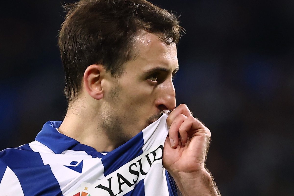 El fútbol es así. Unos se van y otros llegan, la rueda no para, pero el único que se queda siempre es Mikel Oyarzabal. Y todavía algunos realzales le azotan sin piedad. Esto es lo que hay. Con el tiempo ya nos daremos más cuenta de lo que ha sido, es y será. Leyenda txuri-urdin