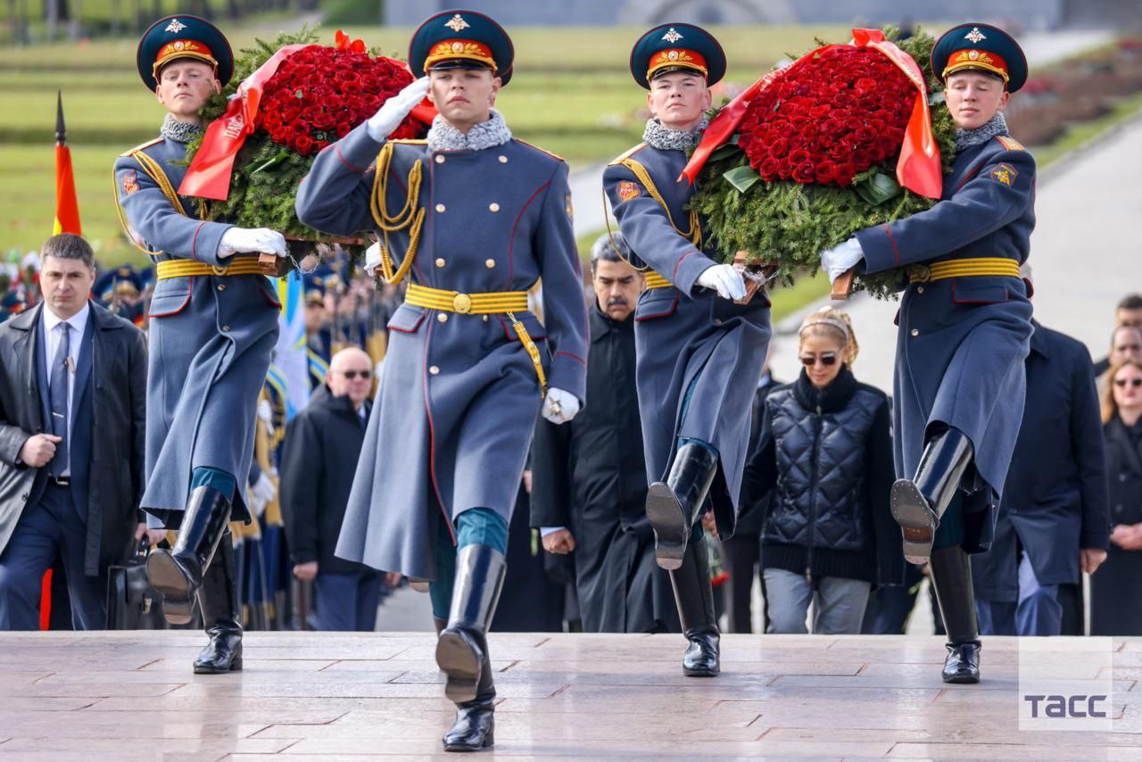 Floral offering at the St. Petersburg Memorial Cemetery. Photo: TASS.