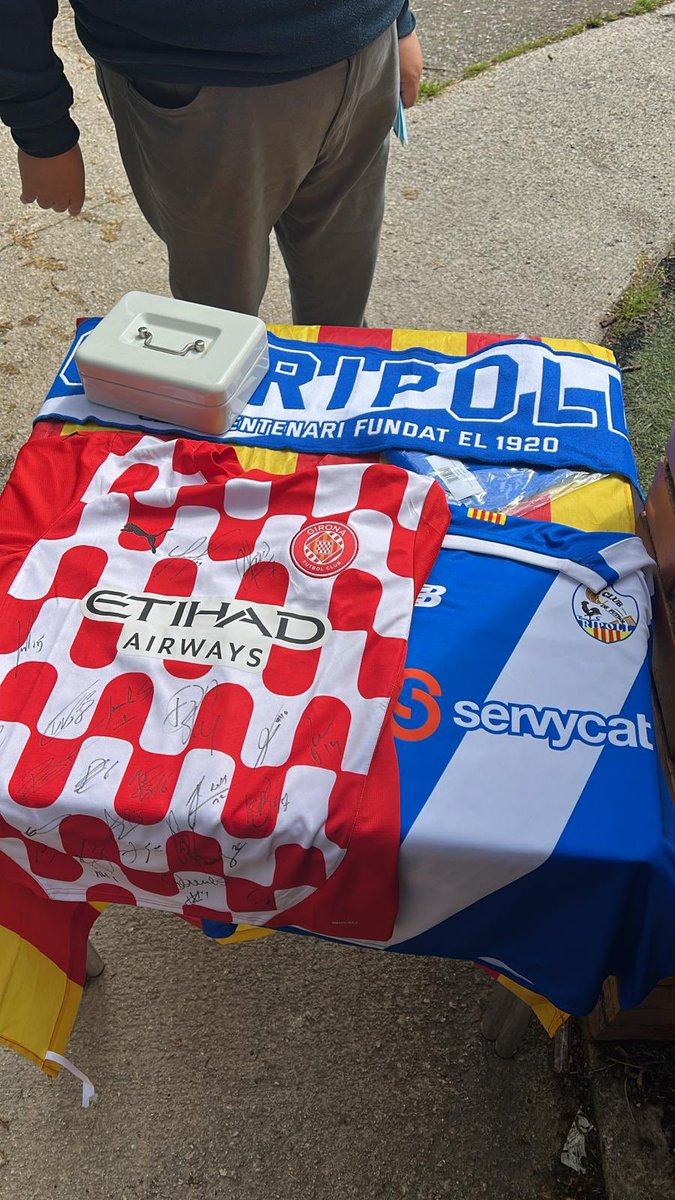 ⚽️ Ja som al camp municipal d’esports de #Ripoll per una gran jornada de Festa Major i futbol!!! 💙🤍

Durant tot el dia, tant en el partit dels veterans com el del 1r equip, sortegem aquesta samarreta del Girona FC signada. Tira: 2€.