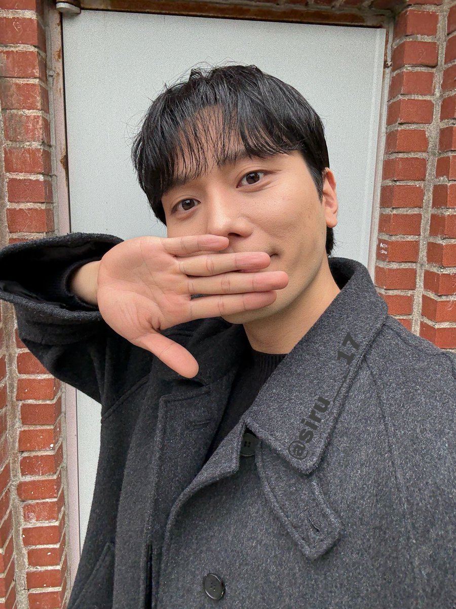 귀여운 반윤희 윤이 보고 달래봅니다...
뒤에 배경은 별로 안이쁘지만..
윤이가 이뿌니까 좋아요...