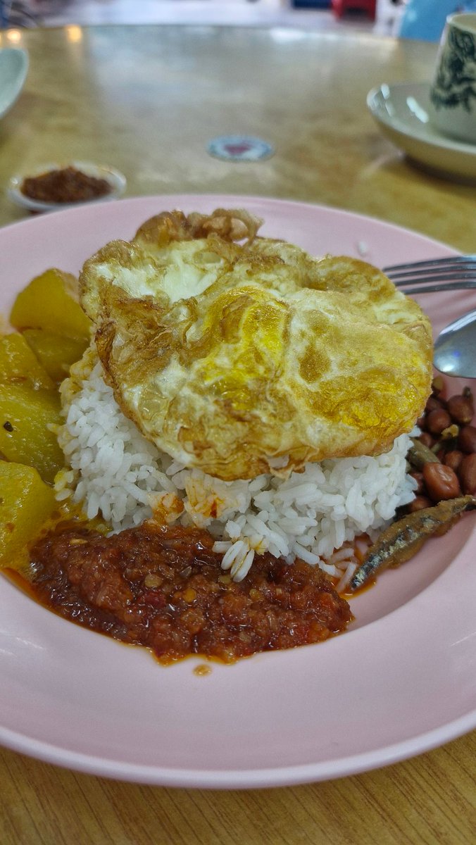 chewmeiling's tweet image. This nasi lemak is RM5. Only in the outskirts of the city. #nasilemak