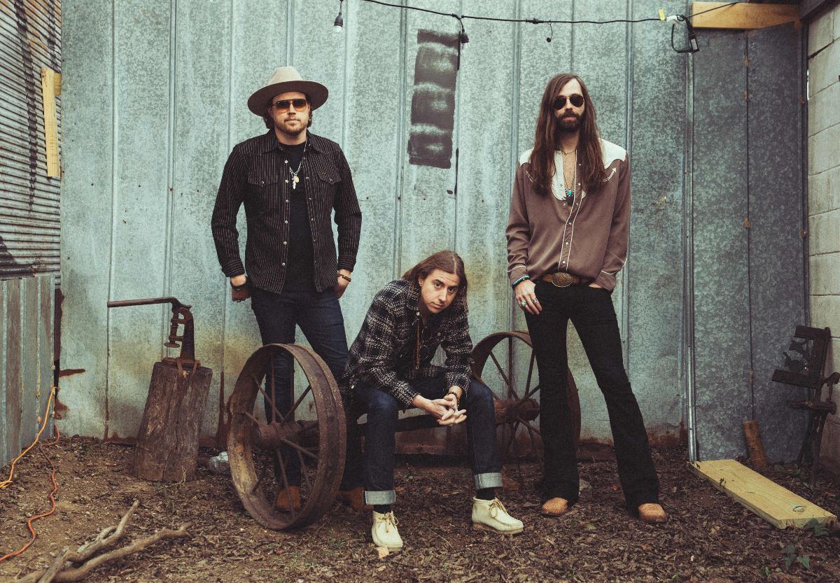 Country Music News International (@cmni_more_music) on Twitter photo A previously unheard single, "’#TilMyHeartDontBeat," providing a deeper dive into the band's recent...
#AThousandHorses Deepens "#TheOutside" with #Deluxe #Edition and Unreleased Gem - By #ChristianLamitschka at #CountryMusicNewsInternational #Magazine countrymusicnewsinternational.com/a-thousand-hor… A previously unheard single, "’#TilMyHeartDontBeat," providing a deeper dive into the band's recent...
#AThousandHorses Deepens "#TheOutside" with #Deluxe #Edition and Unreleased Gem - By #ChristianLamitschka at #CountryMusicNewsInternational #Magazine countrymusicnewsinternational.com/a-thousand-hor…