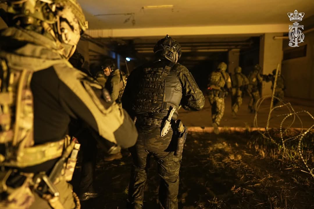 EVostox's tweet photo. [English] 10/05/2025

"THUNDERSTORM 1/25"

Photo set of night time joint counter-terrorist exercise "THUNDERSTORM 01/2025" between Malaysian Army 21st GGK, 7th Brigade (Army) and Elite Force of Johor Military Force. It was held from May 1st to 13, 2025

(📸 The Royal Johor)
[1/5] https://t.co/COpwmsBHyC