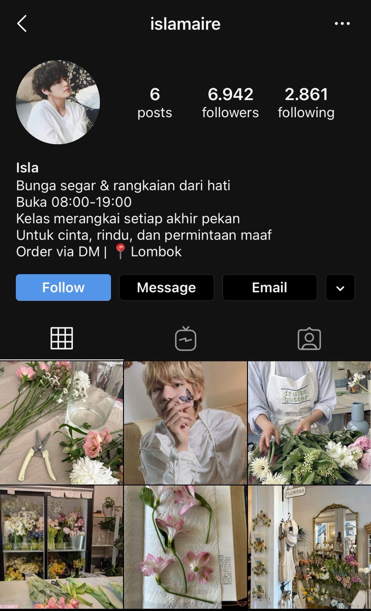 nebulaunar's tweet image. Taekook ; Kookv AU

— Petals &amp;amp; Pistons

Tragedi patah tulang Rowan Akhira—si pembalap motoGP, mendadak membawanya pada Isla Maire—pemilik toko bunga cantik yang tak tau apa-apa soal kecepatan, tapi tau persis cara membuat waktu berhenti.