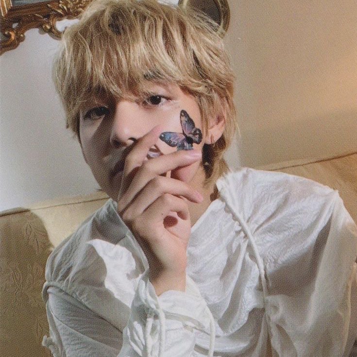 nebulaunar's tweet image. Taekook ; Kookv AU

— Petals &amp;amp; Pistons

Tragedi patah tulang Rowan Akhira—si pembalap motoGP, mendadak membawanya pada Isla Maire—pemilik toko bunga cantik yang tak tau apa-apa soal kecepatan, tapi tau persis cara membuat waktu berhenti.