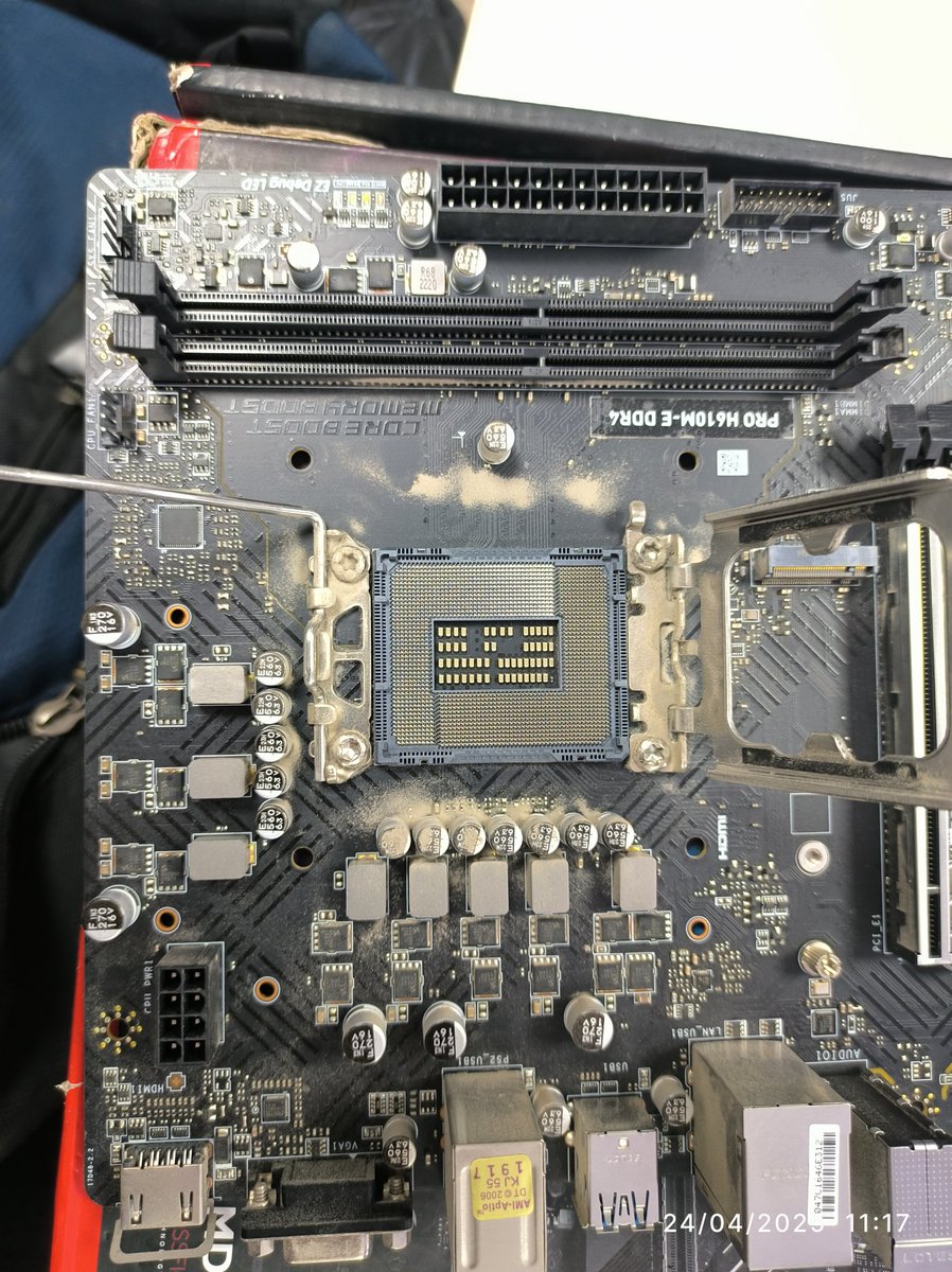 shah_niketu's tweet image. On 24th April25, I&apos;d submitted an MSI in warranty mobo for RMA via F1 InfoServe. 
Socket pins were  100% OK. (pix 1~2)
At the MSI RMA centre, they damaged its socket pins &amp;amp; marked it CID/OOW, (pix 3~4)
World&apos;s Worst Fraud company - MSI. 
@msitweets  @MSI_Global  @MSIINDIA