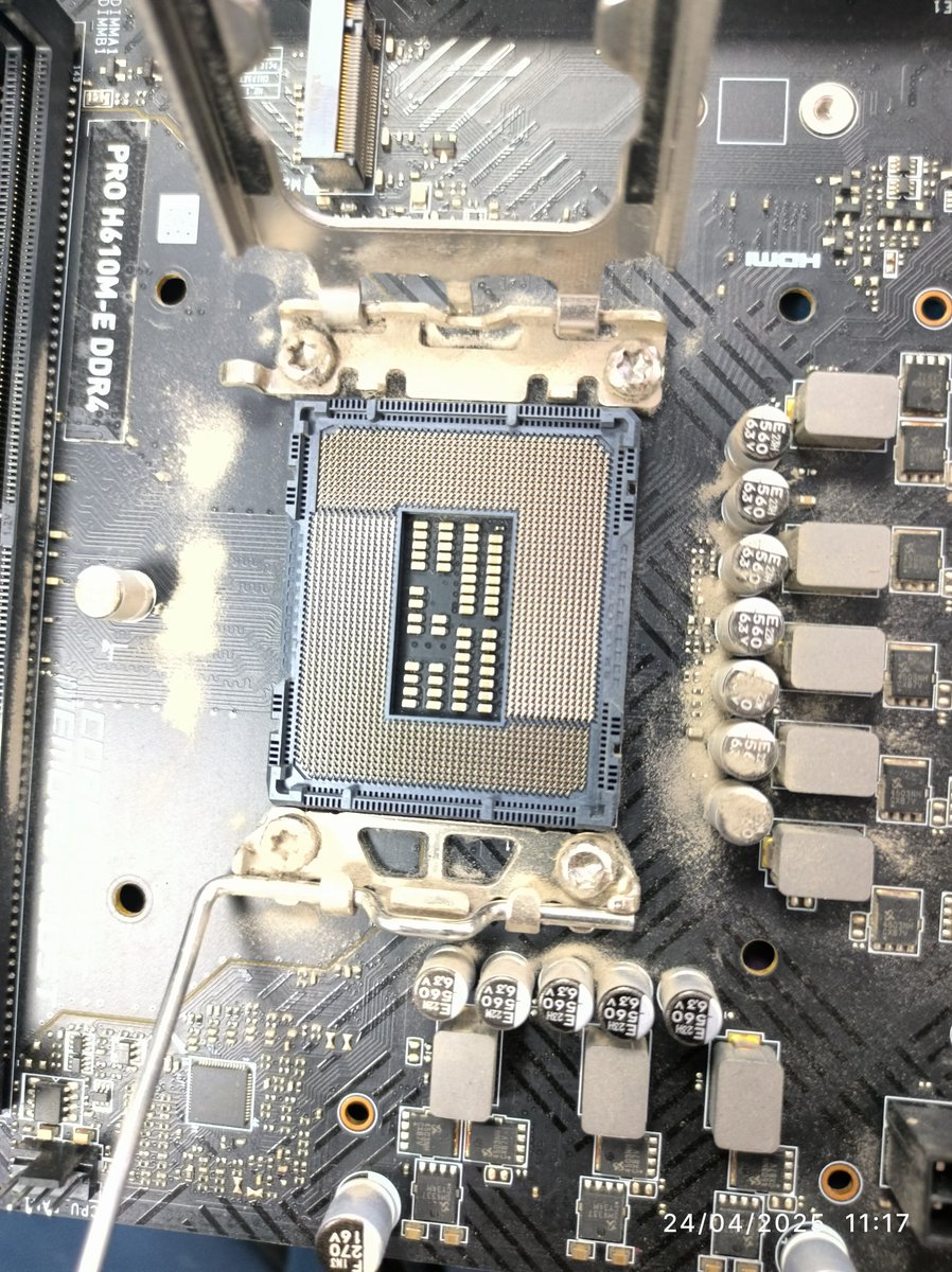 shah_niketu's tweet image. On 24th April25, I&apos;d submitted an MSI in warranty mobo for RMA via F1 InfoServe. 
Socket pins were  100% OK. (pix 1~2)
At the MSI RMA centre, they damaged its socket pins &amp;amp; marked it CID/OOW, (pix 3~4)
World&apos;s Worst Fraud company - MSI. 
@msitweets  @MSI_Global  @MSIINDIA