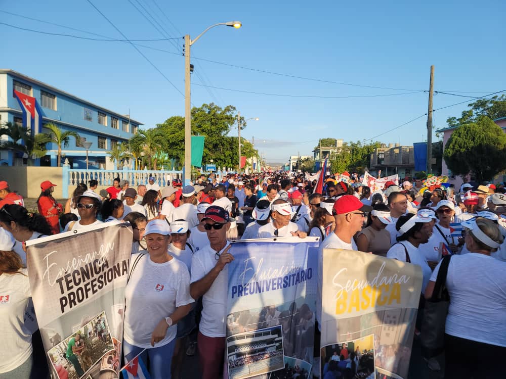 Contundente respuesta de un pueblo que està #DePieYCombatiendo, resistiendo y creando.
!Viva el #1Mayo,!
#Matanzas
<a href="/naimatrujillob/">Naima Ariatne Trujillo Barreto</a> 
<a href="/mariofsabines/">Mario Sabines Lorenzo</a> 
<a href="/CaridadPoey/">Marieta Poey Caridad</a>