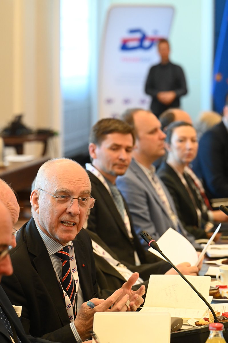 CIR_CSM's tweet image. Drugi dzień THINK TANK Forum za nami!

Rozpoczęliśmy od oficjalnych wystąpień wicepremiera Władysława Kosiniaka-Kamysza, oraz minister Magdaleny Sobkowiak-Czarneckiej.

W sesjach eksperckich rozmawialiśmy o tym, jak pogodzić ambicje klimatyczne UE z konkurencyjnością przemysłu…