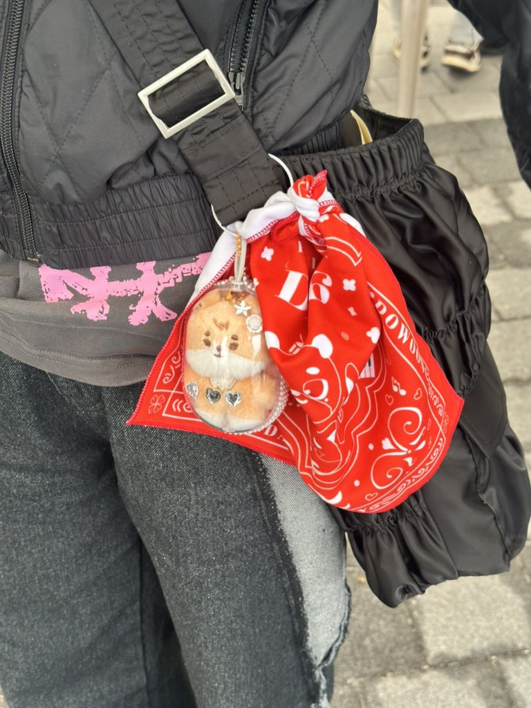 Thanks to <a href="/hahapp__y/">DAYFORME_</a> 
데멀 그림이 그려져있는 예쁜 반다나를 받았어요😭😭 쁘쁘멀이랑 짱짱 조합!!!!!!!! 추운데 나눔까지…손편지까지….오늘 진짜 마음 따숩고 충만해진다ㅠㅠㅠㅠㅠ 쌤 가는 길에 행복만 가득하시길!!!!!!!!! 🍀🍀🍀🍀🍀🍀🍀🍀🍀🍀🍀🍀🍀🍀