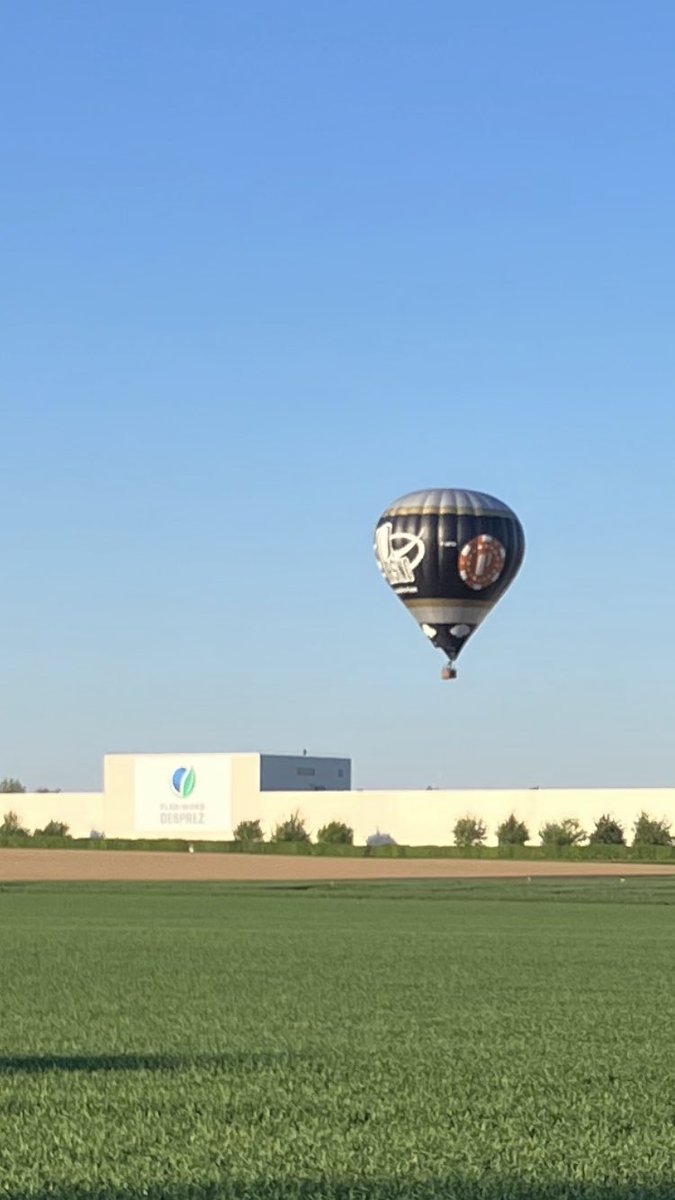 Alors ça ! #Montgolfière, c’est une bonne idée pour admirer nos champs d’essais, #blés #betteraves #chicorées et surtout admirer notre joli site <a href="/GroupeFDesprez/">Florimond Desprez</a> #vueduciel 🌞