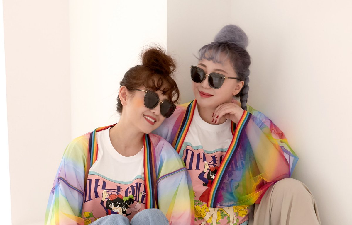 오늘은 미미시스터즈 결성 17주년 기념일입니다🎈

5월 10일, 17주년이 되는 오늘을 자축하며 
미미는 잠시 도쿄로 시스터즈 트립을 떠납니다✈️

때로는 친구, 때로는 동업자, 
때로는 언니, 때로는 엄마처럼 
서로를 지켜보며 지내온 17년의 시간과 애정을
꾹꾹 눌러담아 즐거운 여행하고 올게요🧳