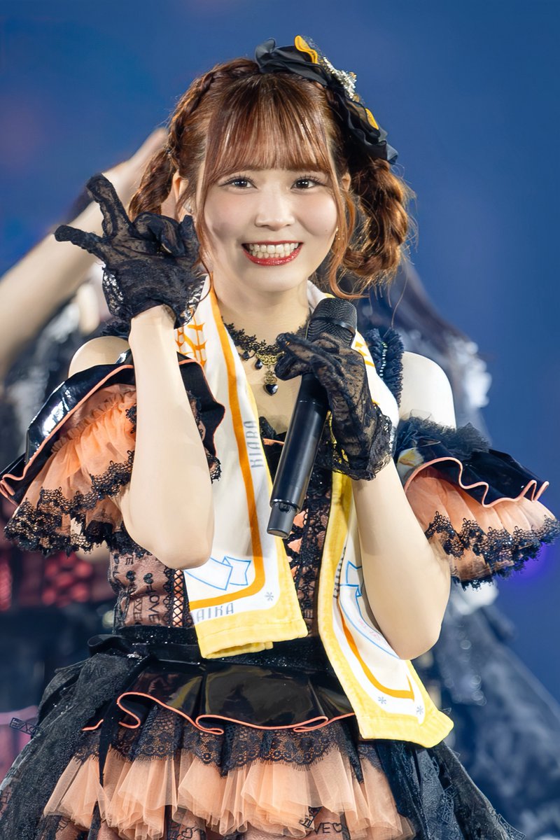 黒衣装は敵役の設定らしいけど それにしてはキュートすぎる😳 大場花菜